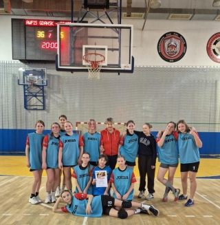 drużyna dziewcząt 6a z trenerką