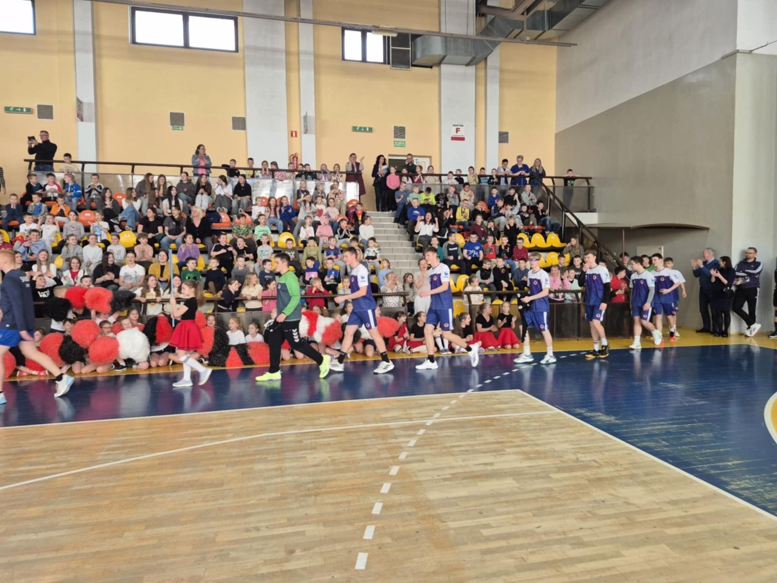 wprowadzenie drużyn na boisko