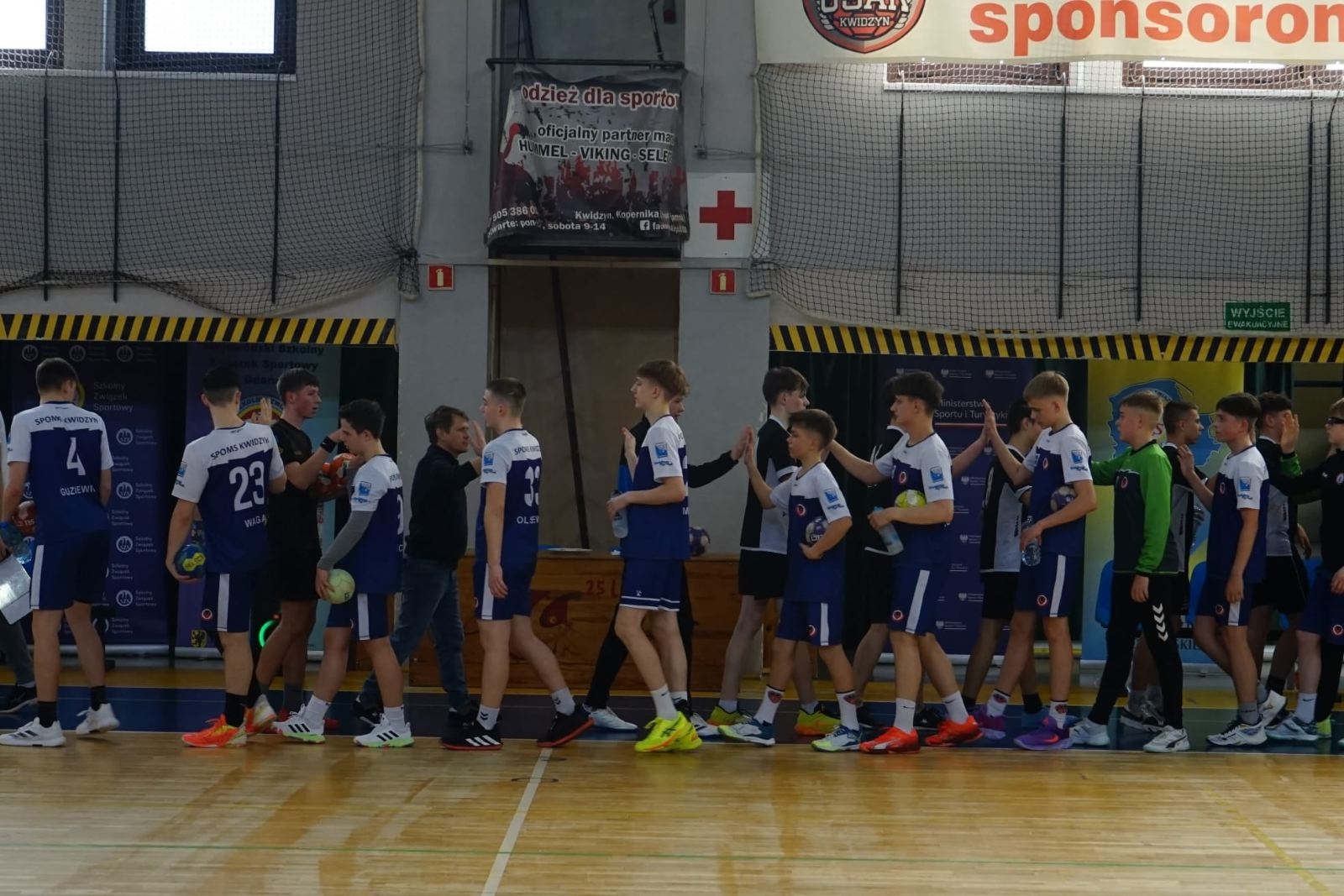 drużyny  dziękują sobie nawzajem