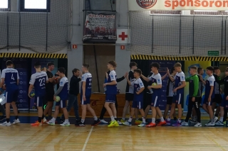 drużyny  dziękują sobie nawzajem