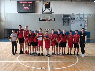 drużyna chłopców z trenerką