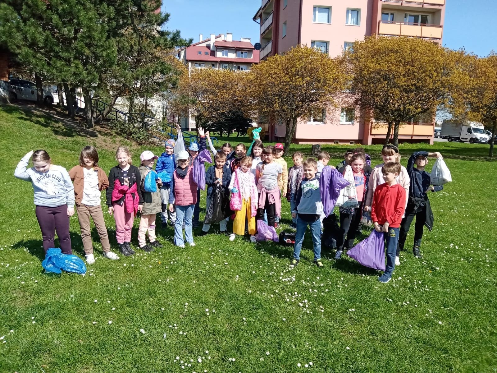 Uczniowie 2c podczas sprzątania terenów w pobliżu szkoły