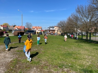 Uczniowie 2b podczas sprzątania terenów w pobliżu szkoły