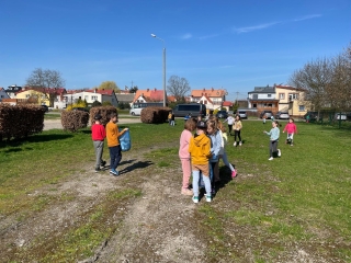 Uczniowie 2b podczas sprzątania terenów w pobliżu szkoły