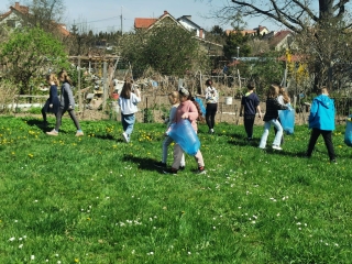 Uczniowie 3b podczas sprzątania terenów w pobliżu szkoły