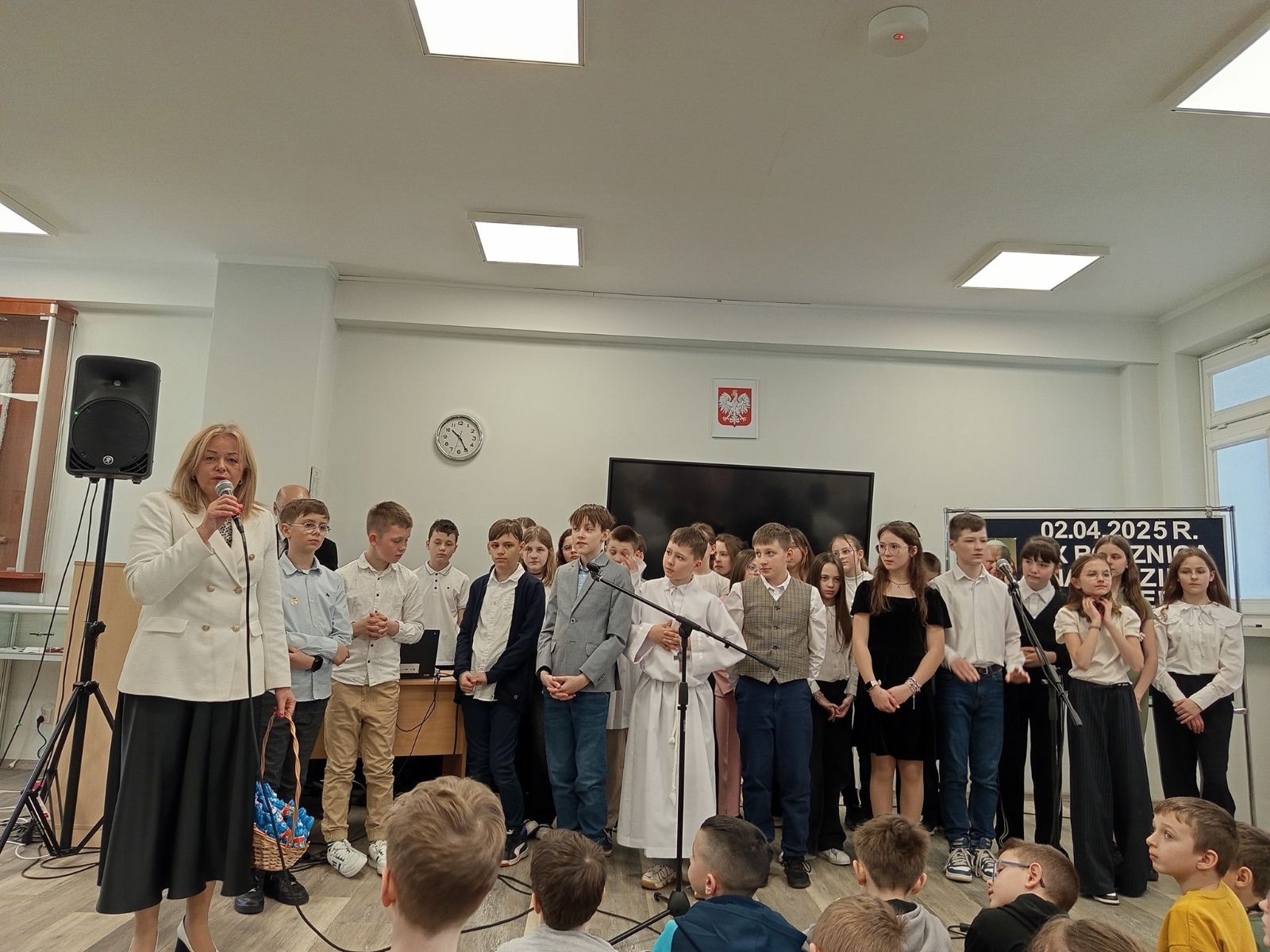 Dyrektor Szkoły gratuluje uczniom występujący w montażu