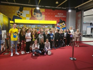 uczniowie zwiedzają wystawę klocków Lego