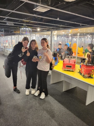 uczniowie zwiedzają wystawę klocków Lego