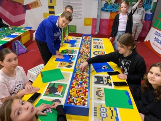 uczniowie zwiedzają wystawę klocków Lego