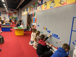 uczniowie eksperymentują z klockami Lego