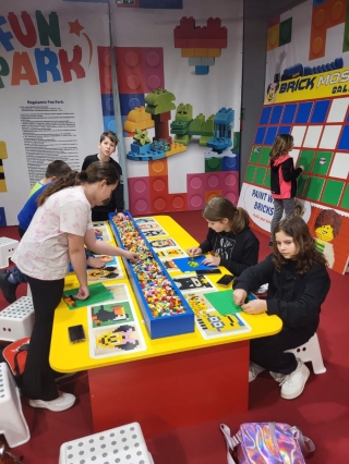 uczniowie budują z klocków Lego