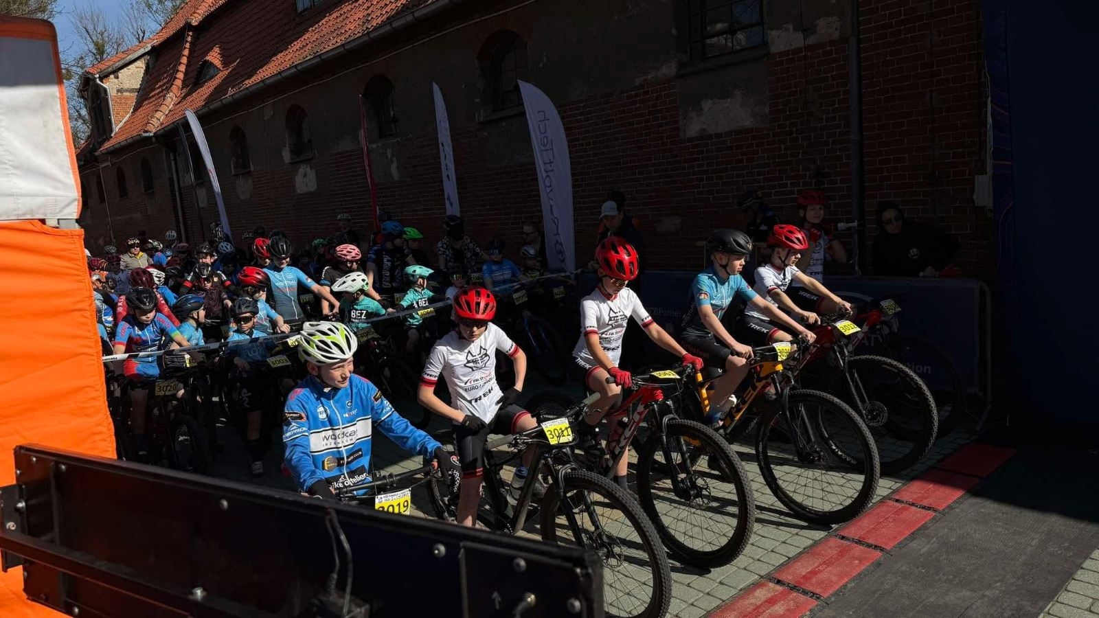 uczestnicy na rowerach