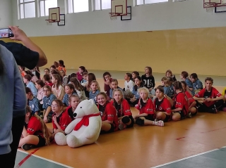 drużyny siedzące na płycie boiska