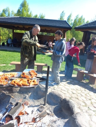 klasa 6b podczas sprzątania lasu - ognisko