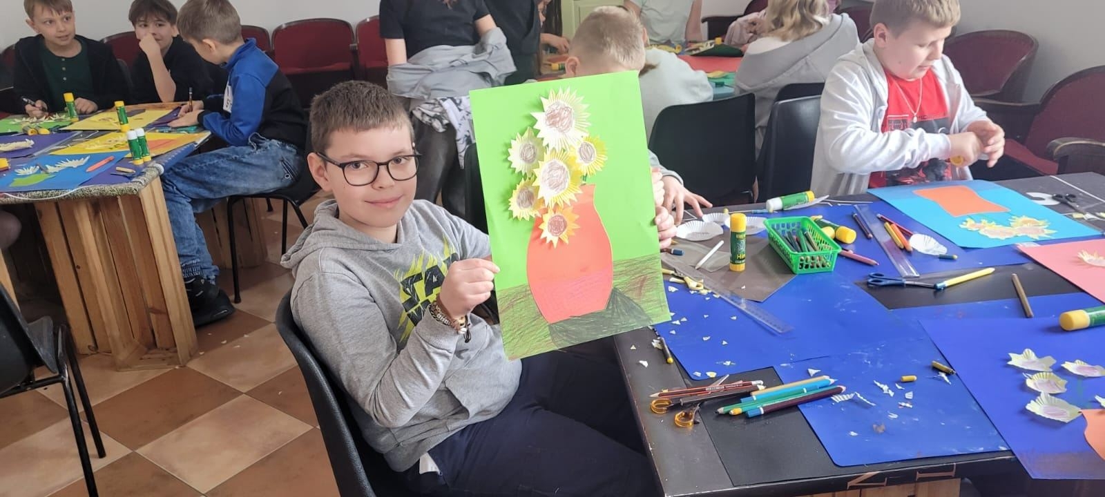 uczniowie podczas zajęć poświęconych życiu i twórczości Vincenta van Gogha