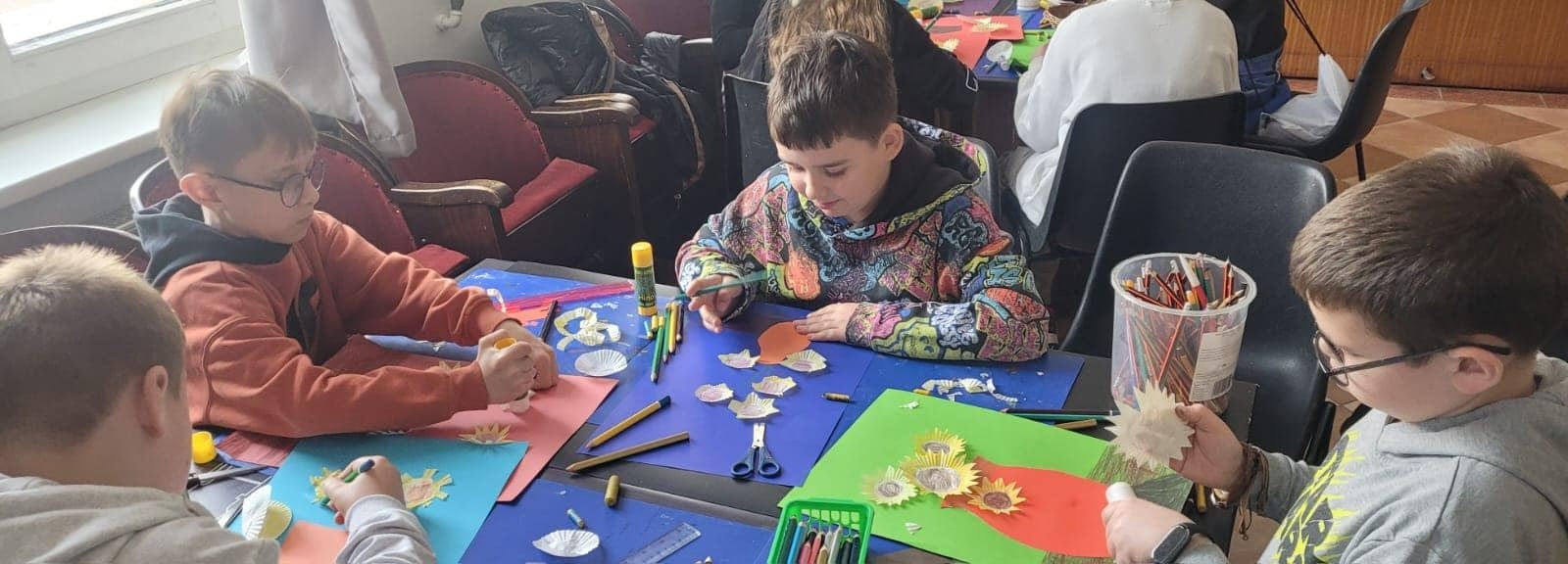 uczniowie podczas zajęć poświęconych życiu i twórczości Vincenta van Gogha