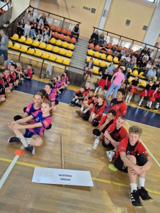 drużyny na płycie boiska