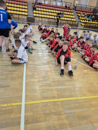 drużyny na płycie boiska