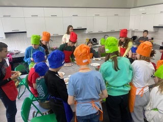 Uczniowie 5b na warsztatach żywieniowych