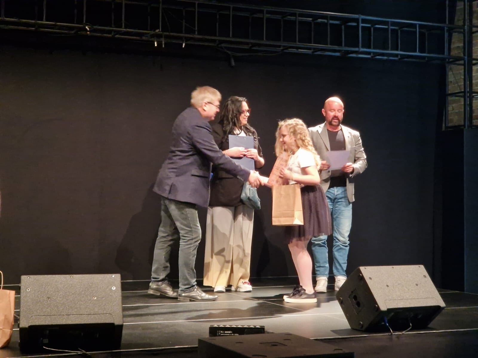 Dziecko odbiera nagrodę