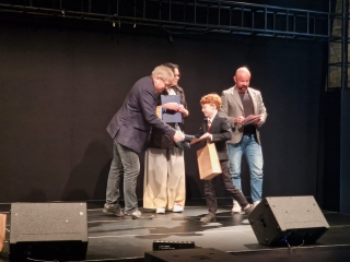 Dziecko odbiera nagrodę