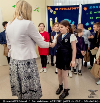 Pani Dyrektor wręcza nagrody i dyplomy