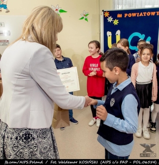 Pani Dyrektor wręcza nagrody i dyplomy