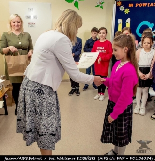 Pani Dyrektor wręcza nagrody i dyplomy