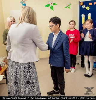 Pani Dyrektor wręcza nagrody i dyplomy