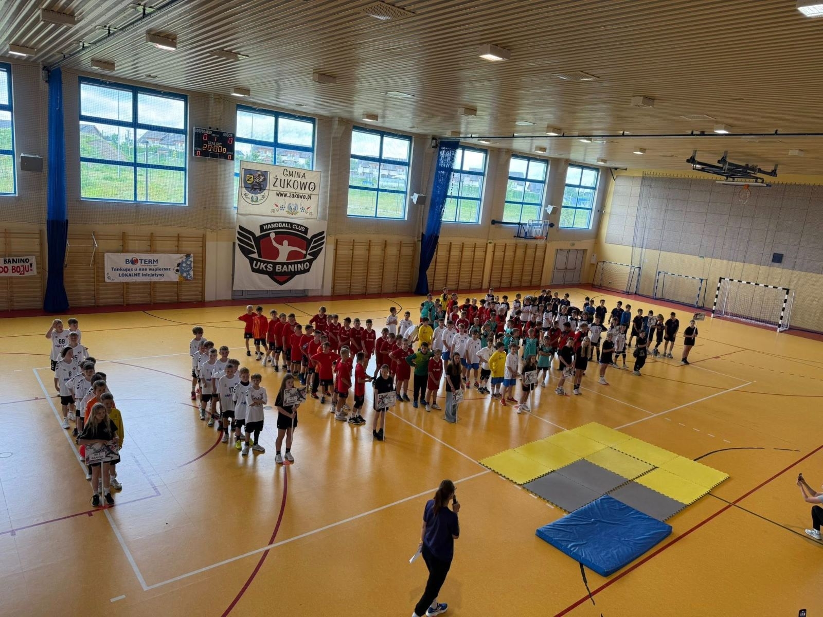 drużyny na płycie boiska