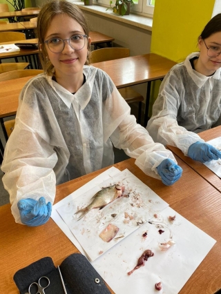 uczniowie klas 7 koła biologicznego na zajęciach