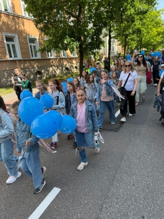 marsz po ulicach miasta 