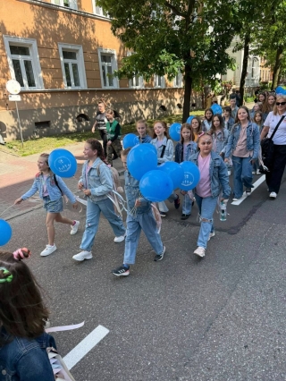 marsz po ulicach miasta 