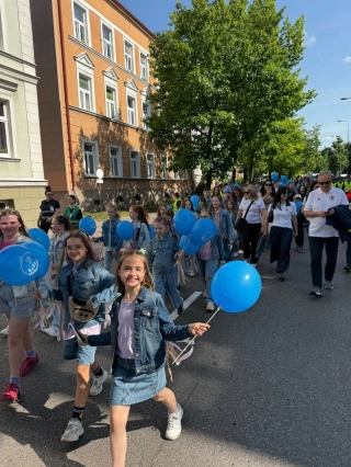 marsz po ulicach miasta 