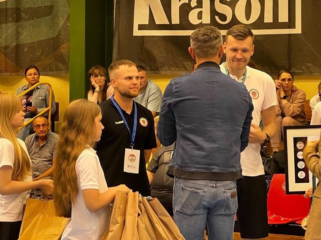 gratulacje dla wygranych i treenera