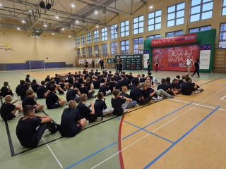 drużyny na płycie boiska