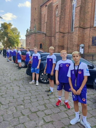 chłopcy w strojach sportowych