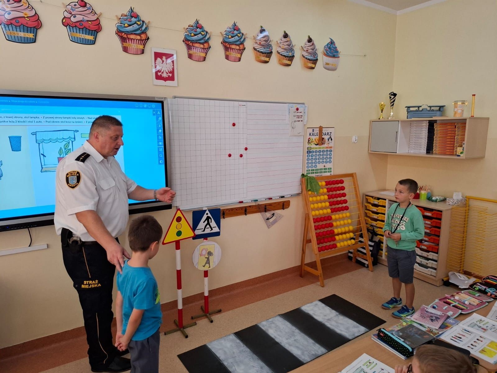 Dzieci ze strażnikiem miejskim