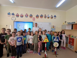 Dzieci ze strażnikiem miejskim