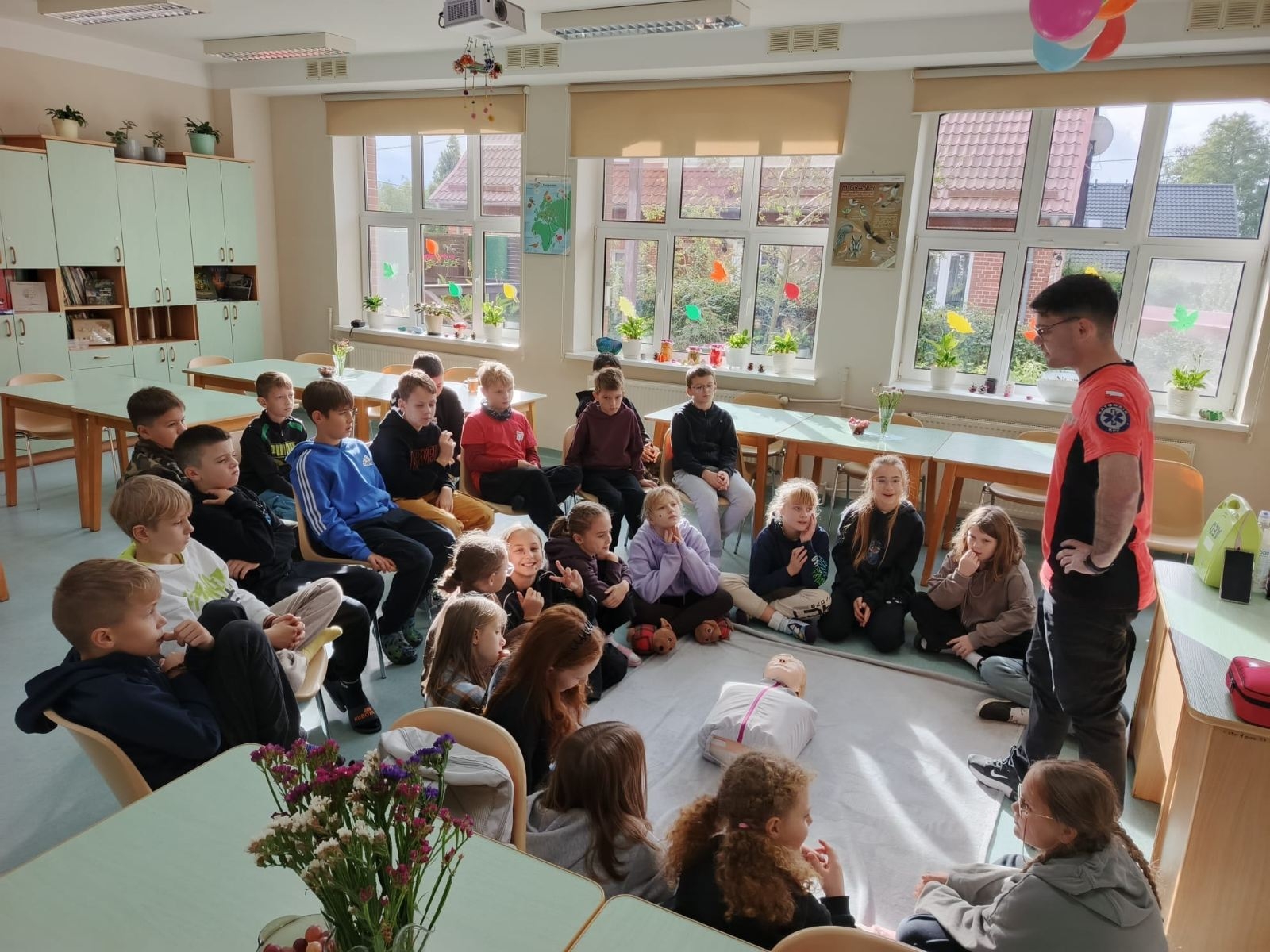 uczniowie z 4a podczas pierwszej pomocy