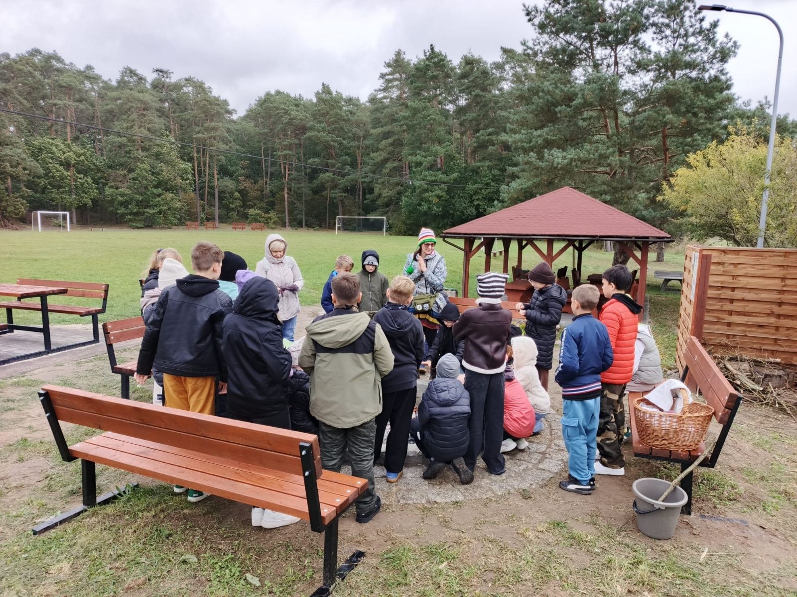 uczniowie z 4a na ognisku