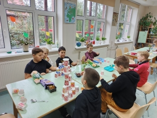 uczniowie z 4a podczas zajęć