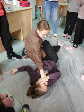 uczniowie z 4a podczas pierwszej pomocy