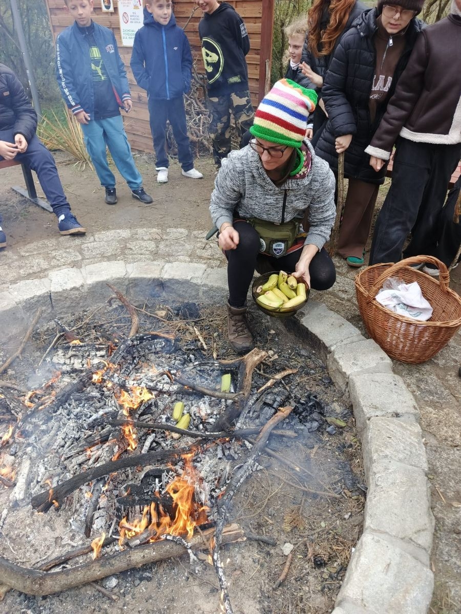 uczniowie z 4a na ognisku