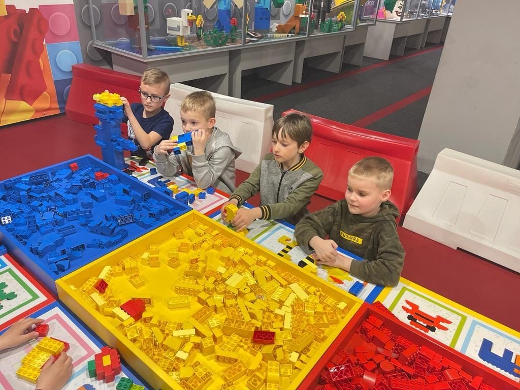 uczniowie komponują z klocków lego