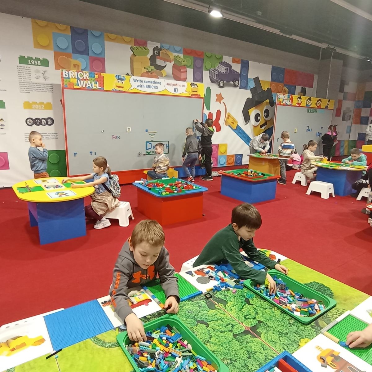 uczniowie komponują z klocków lego