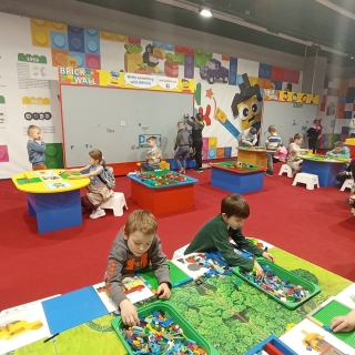 uczniowie komponują z klocków lego