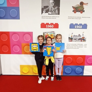 uczniowie komponują z klocków lego