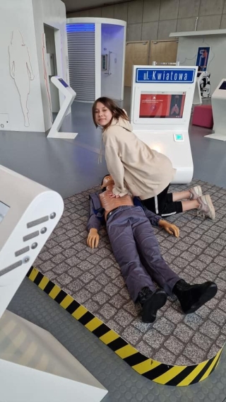 uczniowie eksperymentują