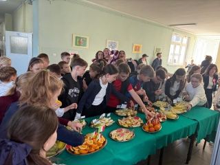 w oczekiwaniu na poczęstunek